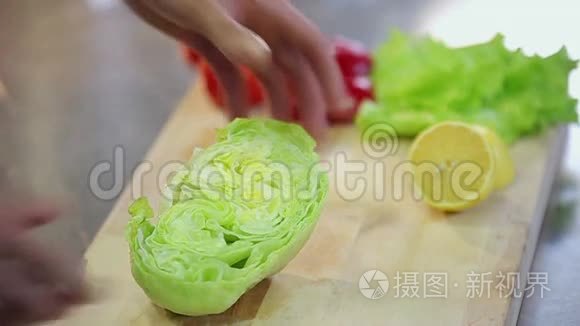 厨师打破新鲜脆冰山沙拉慢动作视频