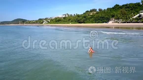 少女在平静的海浪中拍打棕榈滩视频