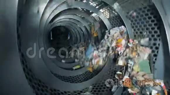 垃圾是在一台工业回收机里旋转的。 废物回收设备。