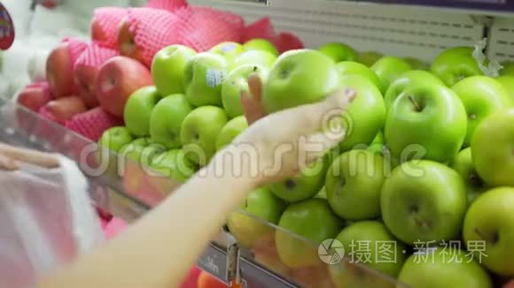 在超市买新鲜绿苹果的女人视频