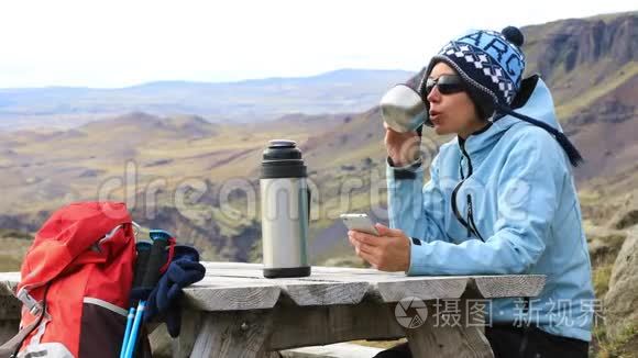 野餐区的旅游女孩