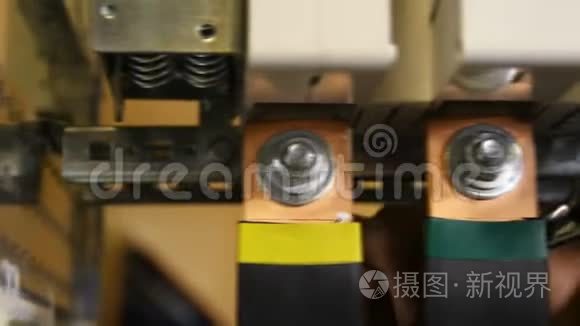 员工安装电器设备的工艺柜视频