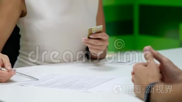 男子签署文件并领取信用卡视频