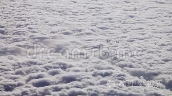 云的空中景色。 从飞机上看到旋风。 气候和天气变化概念