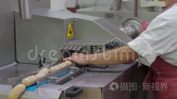 香肠厂工人生产香肠视频