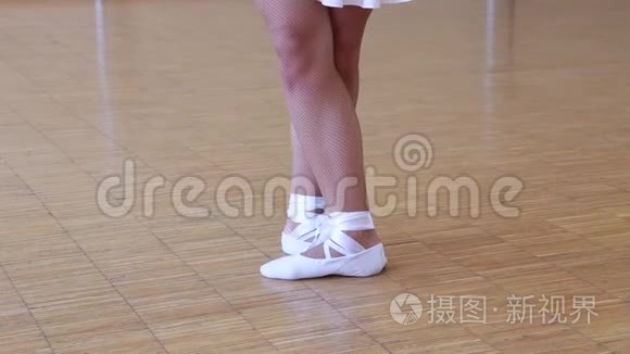 双脚合拢.短视频