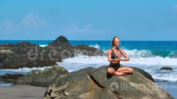 瑟琳冥想瑜伽。 布鲁内特旅游妇女在风景优美的普拉亚达马林哈上的海角上沉思