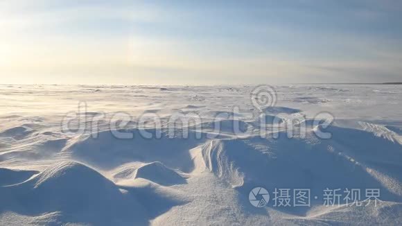 暴风雪中无边无际的冰雪景观