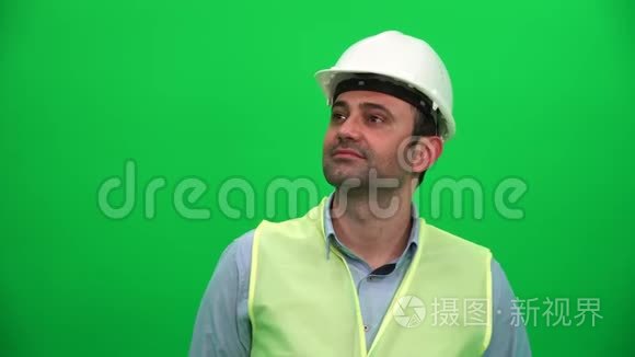 建筑师或建筑工人抬头看绿屏视频