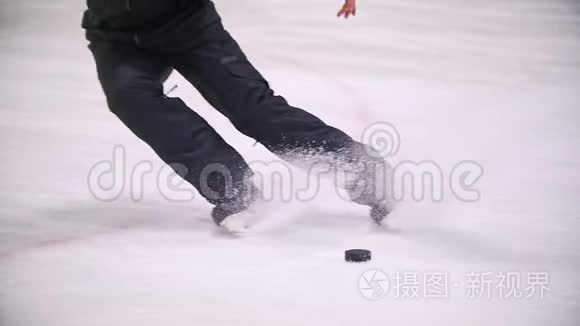 冰球运动员在冰球场上踩刹车视频