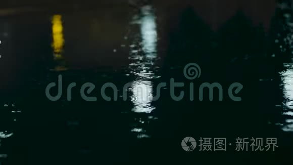 在雨夜靠近一个街道水坑视频