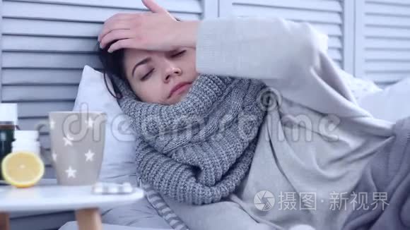 病妇躺在灰色卧室里患流感视频