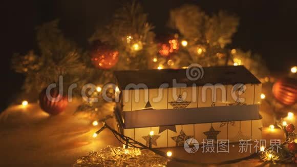 上景。 木制棕色桌子，上面装饰着圣诞用品和花环。 红色的圣诞灯。
