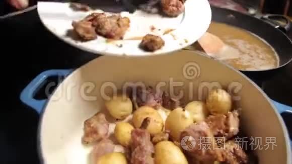 炸猪肉切块和土豆视频