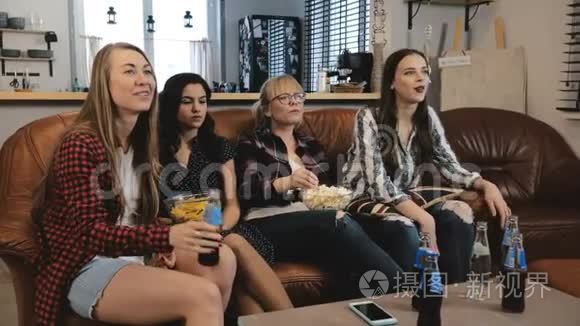 漂亮的欧洲女朋友在电视上看电影。 年轻迷人的女孩看情感电影4K慢动作。
