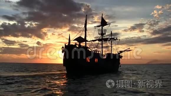 日落时海盗船