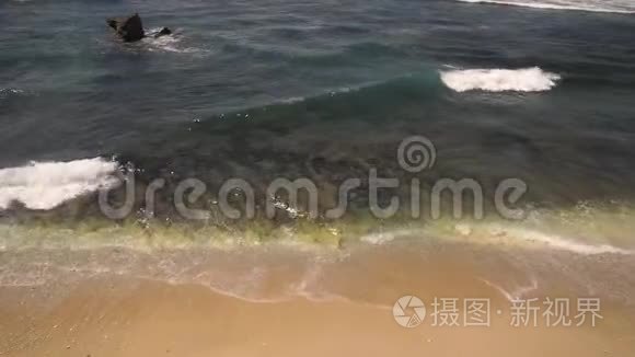 印度洋海水冲刷黄色沙质海岸视频