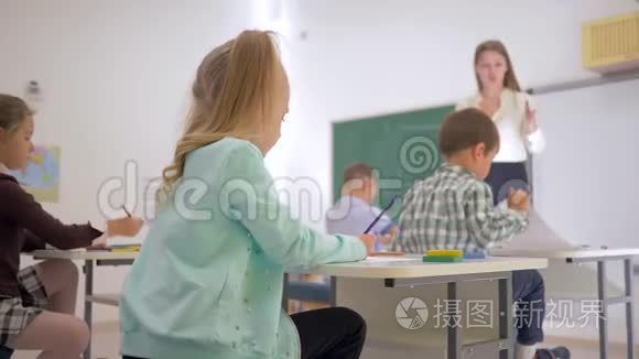 小学课堂教学过程中课桌上的学童形象