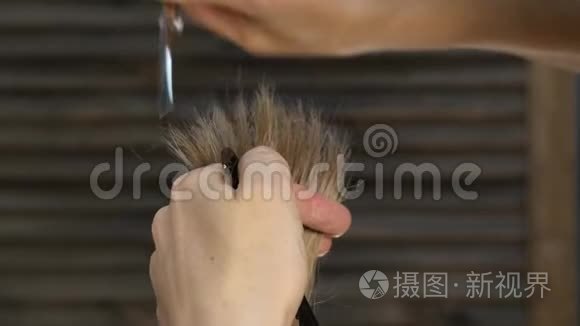 女理发师手牵着手指锁着头发。 用剪刀修剪头发的尖端。 4K