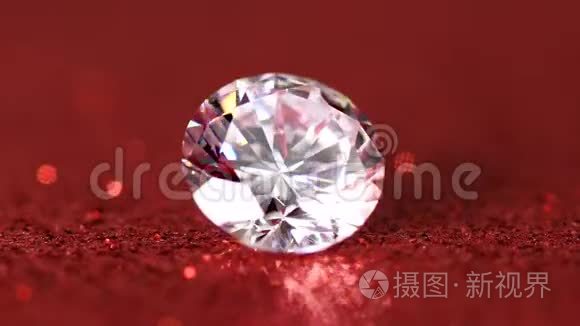 红色背景上旋转的大钻石视频