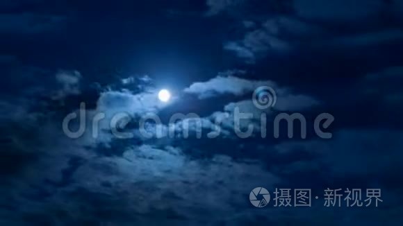 满月在云后划过夜空视频