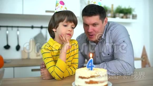 非常可爱的男孩用蛋糕和快乐的父亲庆祝他的生日。 四年生日快乐。 父亲节`。 小男孩