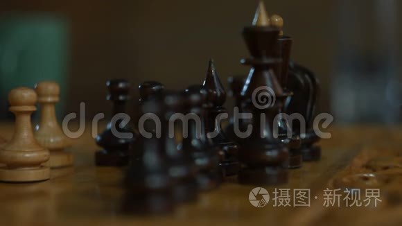 女性的手在下棋和移动视频