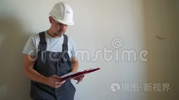 施工现场工程师与蓝图工作视频