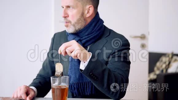 一张桌上放着冷茶的商人的照片视频