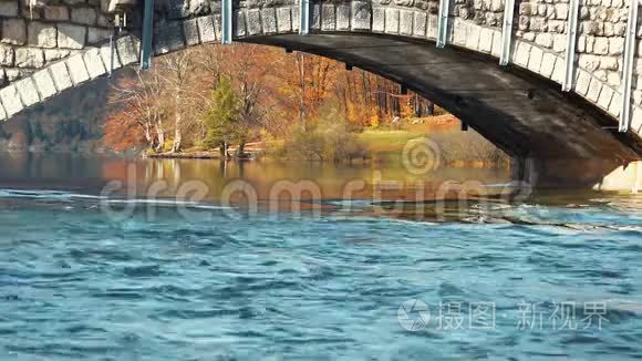 秋季石桥下流水视频