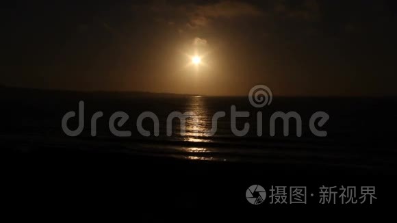 橙色的太阳和海浪视频