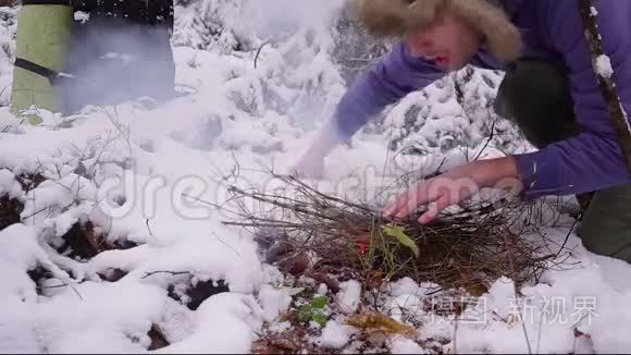 冬季森林的篝火和旅游背包视频