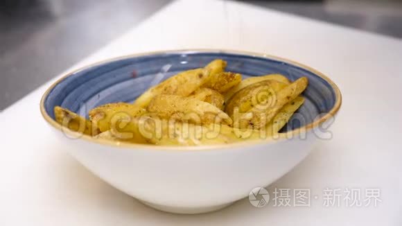 在盘子里调味炸土豆视频