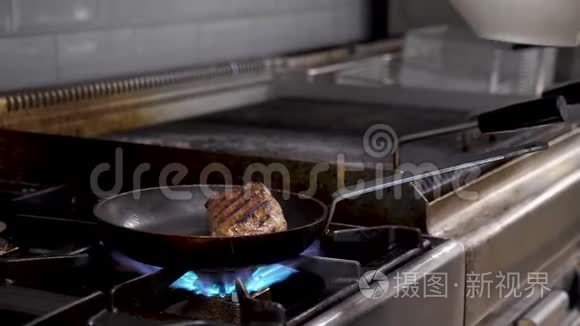 在烤熟的牛肉片上浇汤汁视频