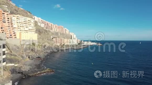 海边山坡上的鸟瞰式住宅建筑视频