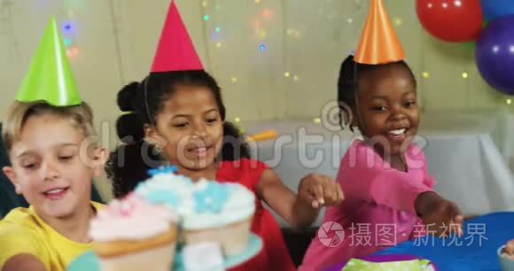 孩子们在生日聚会上指着甜食视频