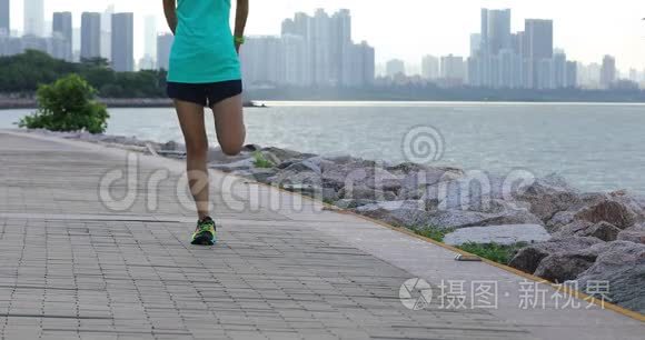 女跑步者在海边热身和跑步