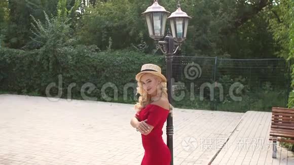 公园灯笼旁戴草帽的女孩画像视频