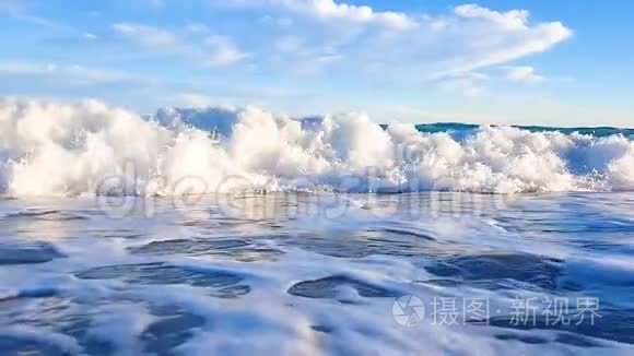 巨大的泡沫海浪包裹着海岸线,愉悦的情感概念短视频