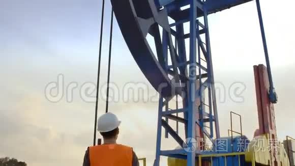 工程师检查石油钻机视频