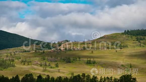 时间流逝。 云彩在青山上留下阴影。 美的山景..