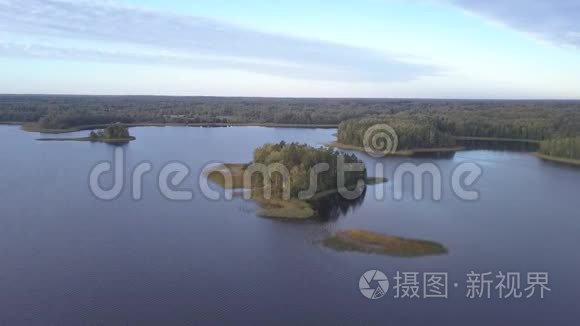 蒂斯托湖上的岛屿。 绚丽的秋景..