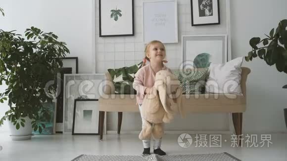 小女孩和毛绒兔子跳视频