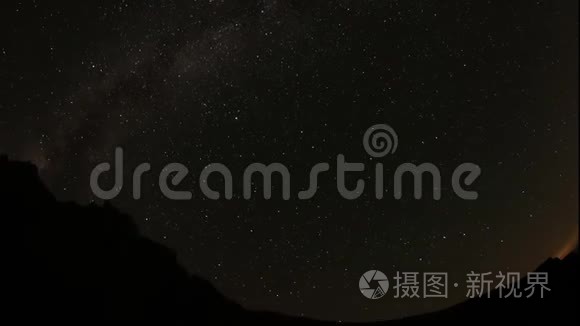 时间流逝的星空在山上。