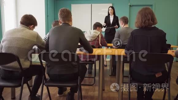 女教师在上大学时与学生交谈视频