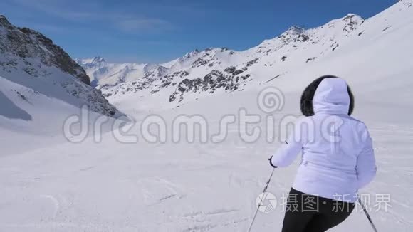 在运动后景中，女滑雪者在滑雪场上滑下山坡