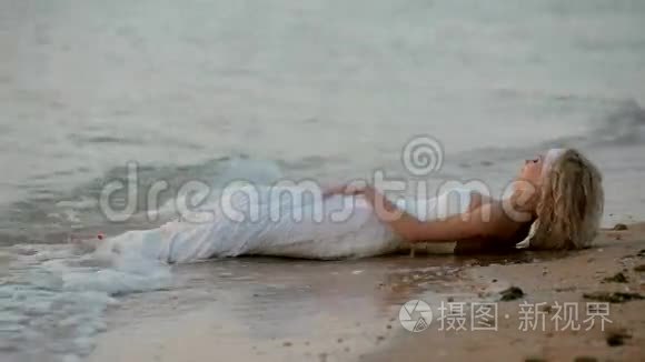 新娘躺在海滩上