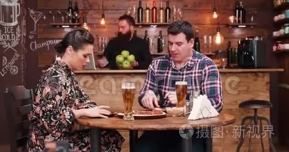 白人夫妇吃披萨喝啤酒视频