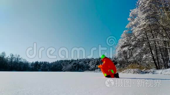 躺在冰冻湖表面的摄影师视频