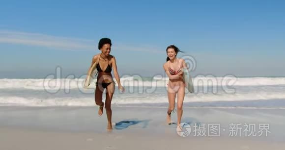 年轻女性朋友用冲浪板跑步视频